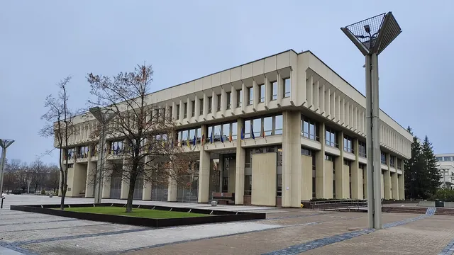 Будівля установи: Сейм Литви. Фото використано як ілюстрацію; не з поточної події.